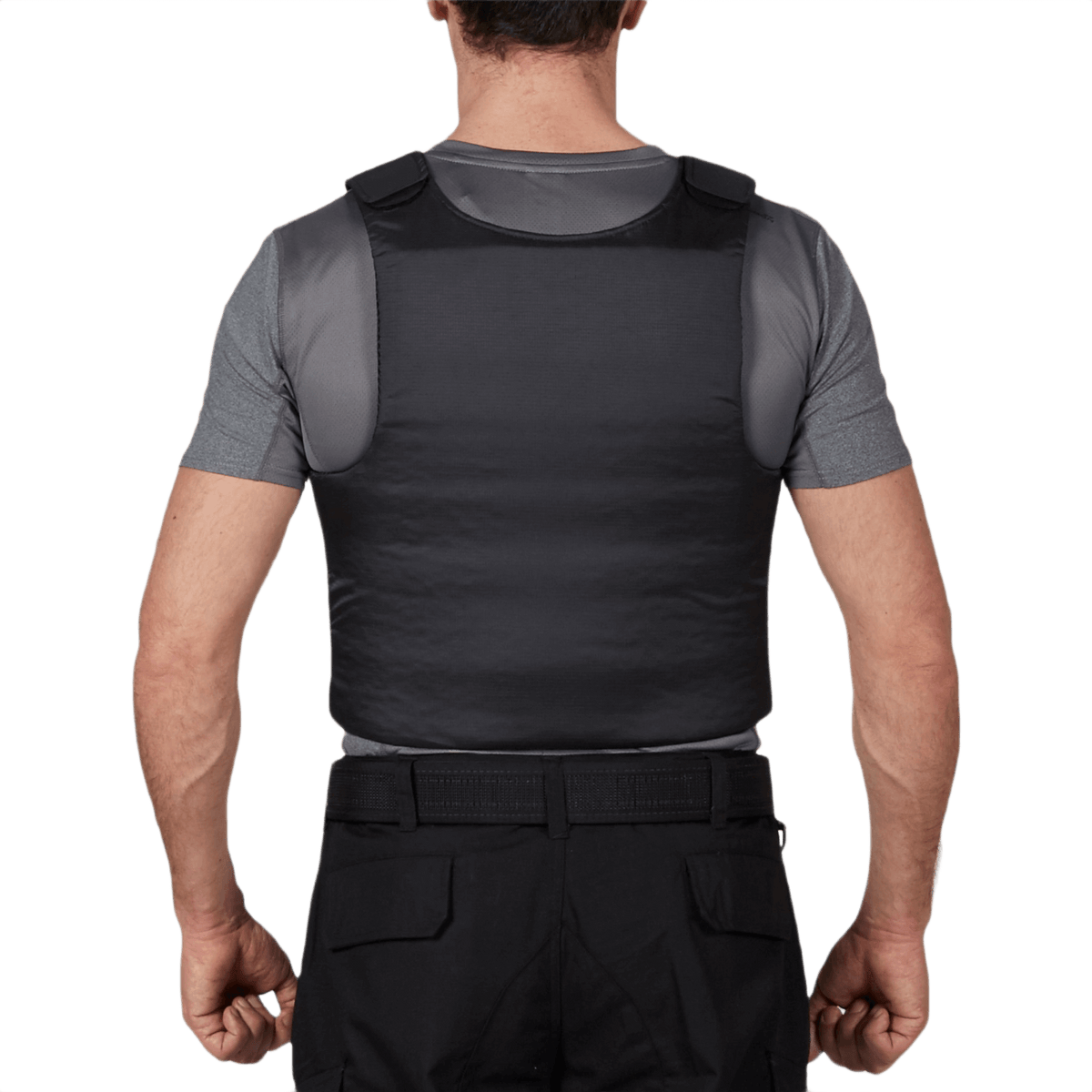 Henkilö kantaa Anorak Concealable III Coveria piilotettavaa suojaa varten, valmistettu RIP-STOP Dry Comfort XT®- ja Coolmax® -materiaaleista.