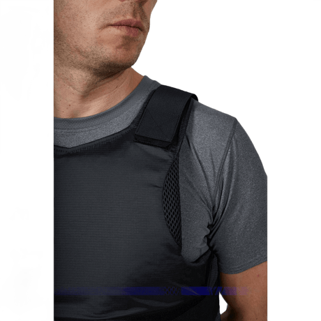 Mies käyttää Anorak Concealable II Cover -liiviä RIP-STOP Dry Comfort XT®:llä, sisäpuolella 3,5 mm SPACER Coolmax® -materiaali.