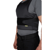Mies kantaa Anorak Concealable III Coveria, suunniteltu piilotettavaan suojaan RIP-STOP- ja Coolmax® -materiaaleista, kevyt ja mukava.