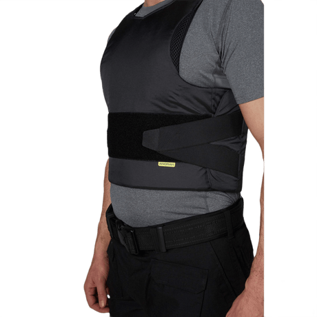 Mies kantaa Anorak Concealable III Coveria, suunniteltu piilotettavaan suojaan RIP-STOP- ja Coolmax® -materiaaleista, kevyt ja mukava.