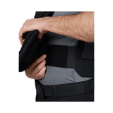 Mies säätää Anorak Duty III-M Coveria 'PALS'-webbingillä MOLLE-taskuihin optimoidakseen ballistisen suojan ja liikkuvuuden.