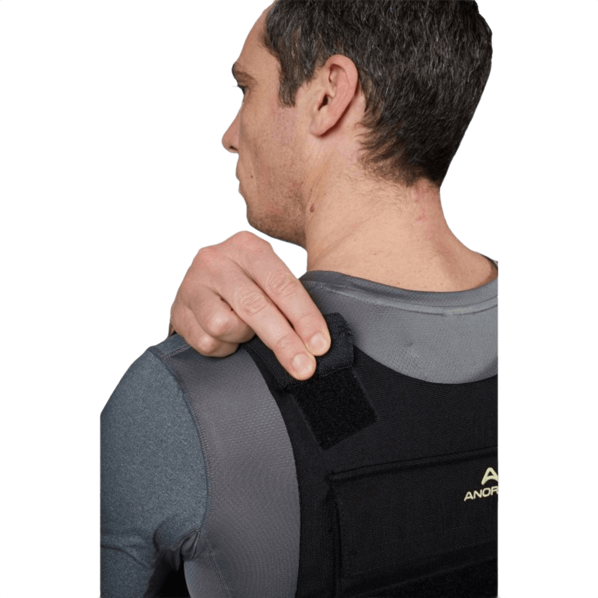 Henkilö pukeutuneena Anorak Duty II Cover -liiviin säätää remmiä. Ergonomisesti suunniteltu poliiseille, CORDURA®- ja 3D SPACER Coolmax® -materiaaleilla.
