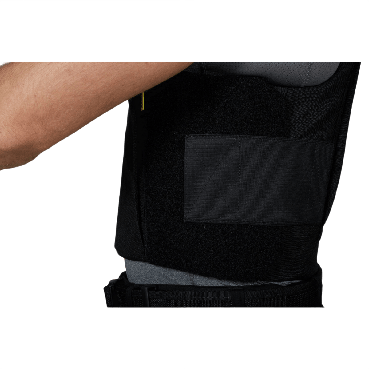 Anorak Duty III Cover käytössä, suunniteltu ergonomisin ominaisuuksin poliiseille CORDURA®- ja 3D SPACER Coolmax® -materiaaleilla.