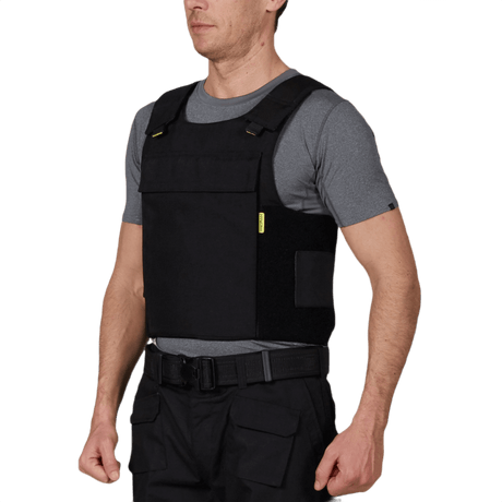 Mies pukeutuneena Anorak Duty III Cover ergonomiseen poliisiliiviin CORDURA®- ja 3D SPACER Coolmax® -materiaaleilla lämpötilansäätöön ja suojaan.