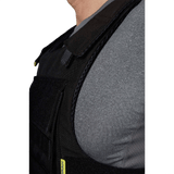 Lähikuva Anorak Duty III-M Coverista ergonomisella muotoilulla poliiseille, sisältäen PALS-webbingin MOLLE-taskuja varten.