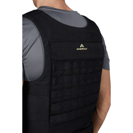 Anorak Duty III-M Cover takaa nähtynä, näyttää ergonomisen muotoilun ja PALS-webbingin MOLLE-varusteille.