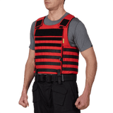 Punainen Anorak Instructor I Cover PALS webbingillä ja ergonomisella muotoilulla poliisille ja puolustukselle, nähty henkilöllä en