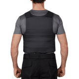 Mies pukeutuneena Anorak Rhodium® Concealable II -liiviin maksimaalista suojaa ja huomaamattomuutta vaatteiden alla