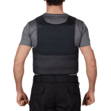 Mies pukeutuneena Anorak Rhodium® Concealable I -liiviin harmaan vaatteen alla, takanäkymä