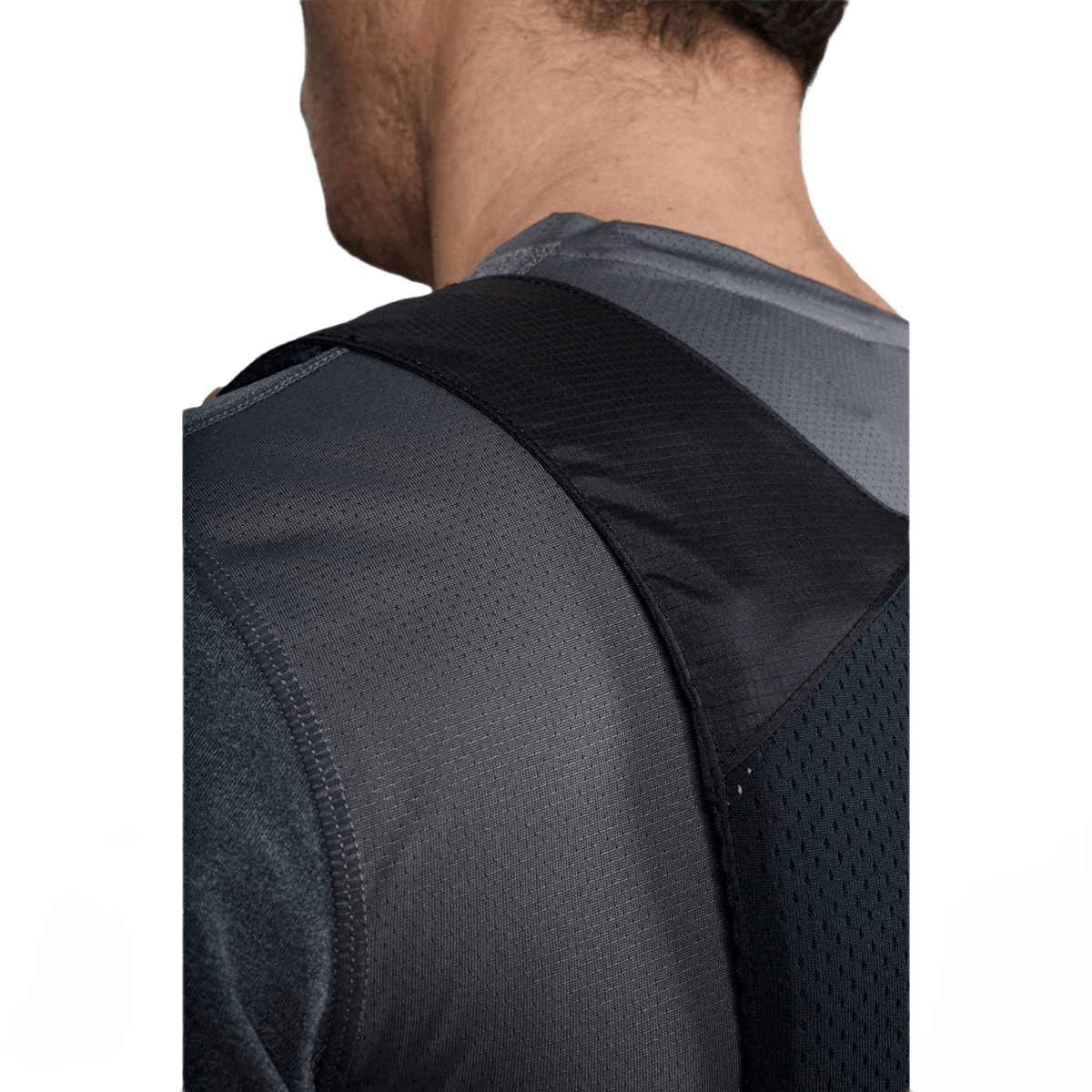 Anorak Rhodium® Concealable I pidetään diskreetisti vaatteiden alla, tarjoaa Level IIIA-tason suojan teräviä esineitä vastaan