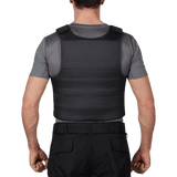 Mies kantaa Anorak Rhodium® Concealable III -liiviä, Level IIIA-tason suoja, takanäkymä