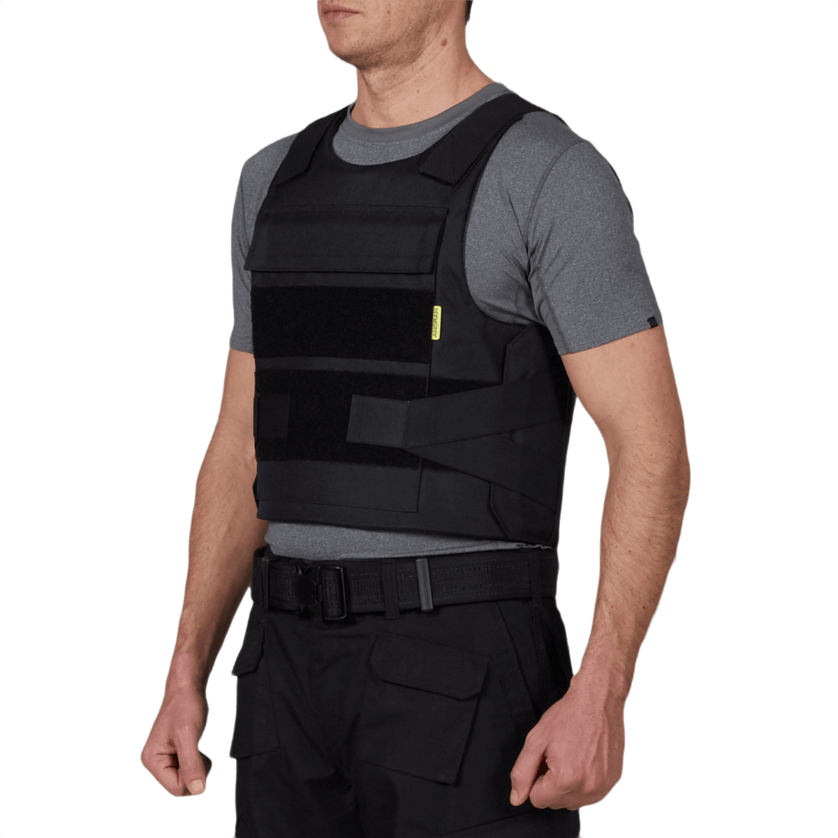 Mies käyttää Anorak Rhodium® Duty I pistos- ja luotisuojaliiviä, Level IIIA -suoja, kevyt ja kestävä soft armor -liivi