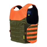 Anorak Shield I Cover oranssina ja vihreänä, suunniteltu turvallisuutta ja mukavuutta varten.
