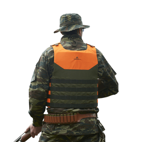 Mies camopuvussa, Anorak Shield I Cover suojana.