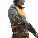 Metsästäjä camokuvioissa, Anorak Shield I Cover oranssina turvaliivinä.