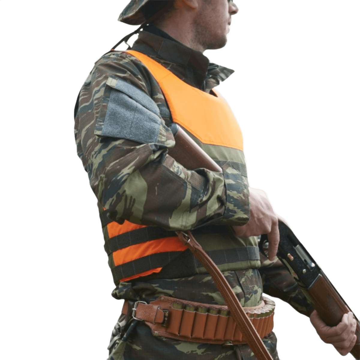 Metsästäjä camokuvioissa, Anorak Shield I Cover oranssina turvaliivinä.