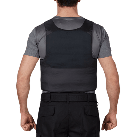 Mies Anorak Topaz® Concealable I -pistosuojaliivissä takaa, näyttää piilotettavuuden ja suojaussuunnittelun.