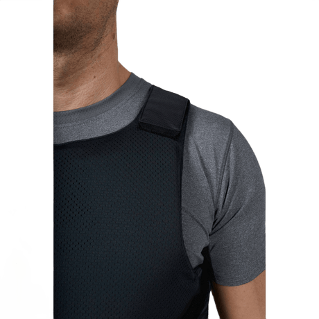 Mies pukeutuneena Anorak Topaz® Concealable I -pistosuojaliivin kanssa harmaan paidan alla.