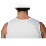 Mies käyttää Anorak Undershirt I Cover -aluspaitaa paidan alla, lähikuva selästä; valmistettu THERMOCOOL™- ja COOLMAX®-tekniikalla mukavuutta varten.