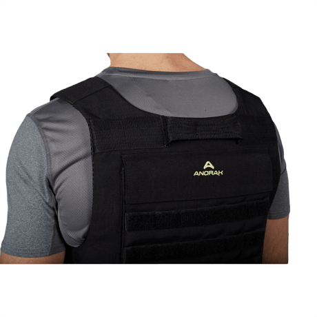 Takakuva Anorak Rhodium® Tactical I pistos- ja luodinsuojaliivistä, puettu henkilö, näyttää NIJ Level IIIA -suojauksen ja kestävyyden.