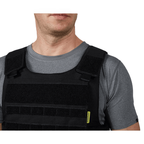 Mies pukeutuneena Anorak Rhodium® Tactical ja pisto- ja luotisuojaliiviin, en tukeva pehmeä suojaliivi, Level IIIA.