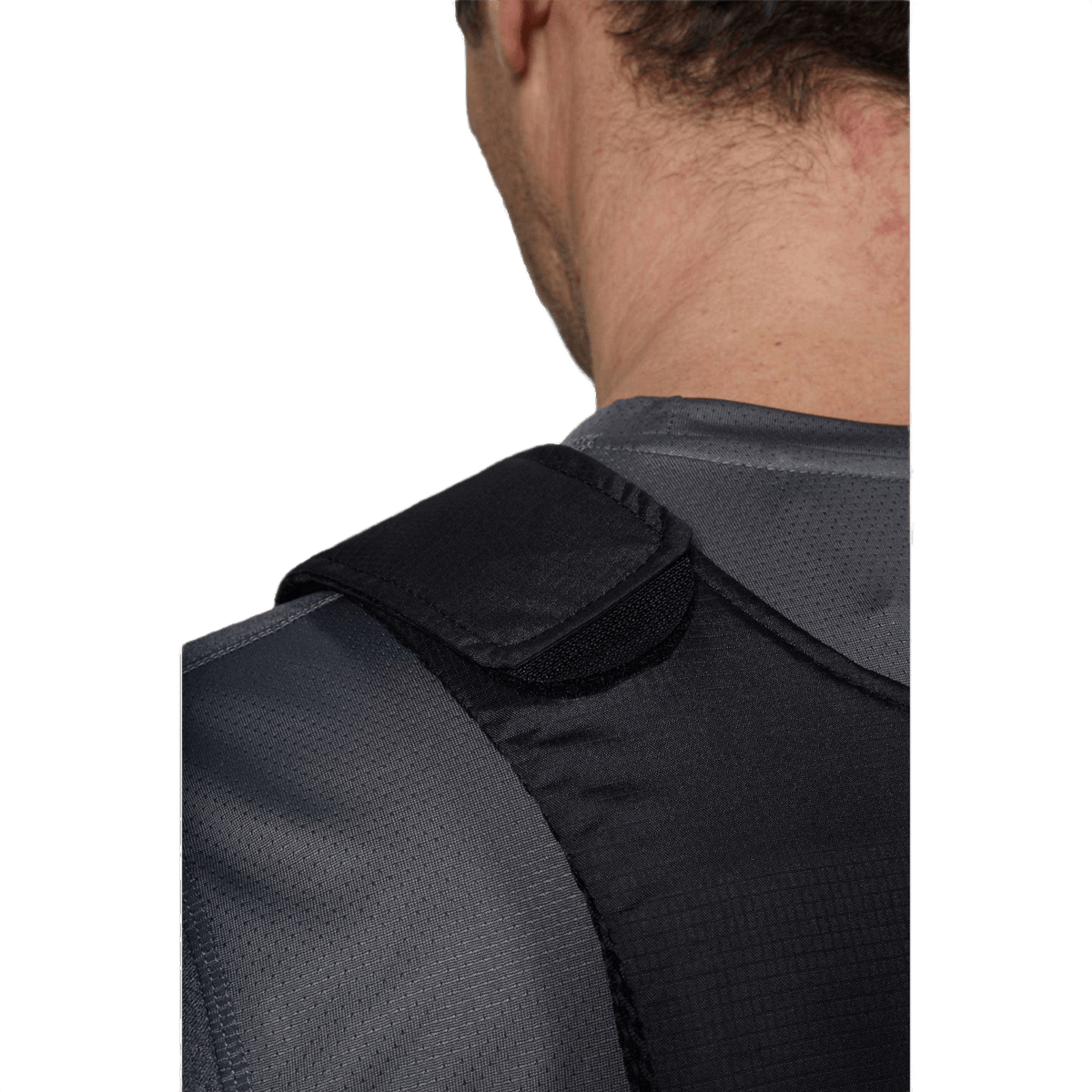Anorak Concealable III Cover mustana näyttää piilotetun kantokyvyn vaatteiden alla; suojaus RIP-STOP Dry Comfort XT® -materiaalilla.