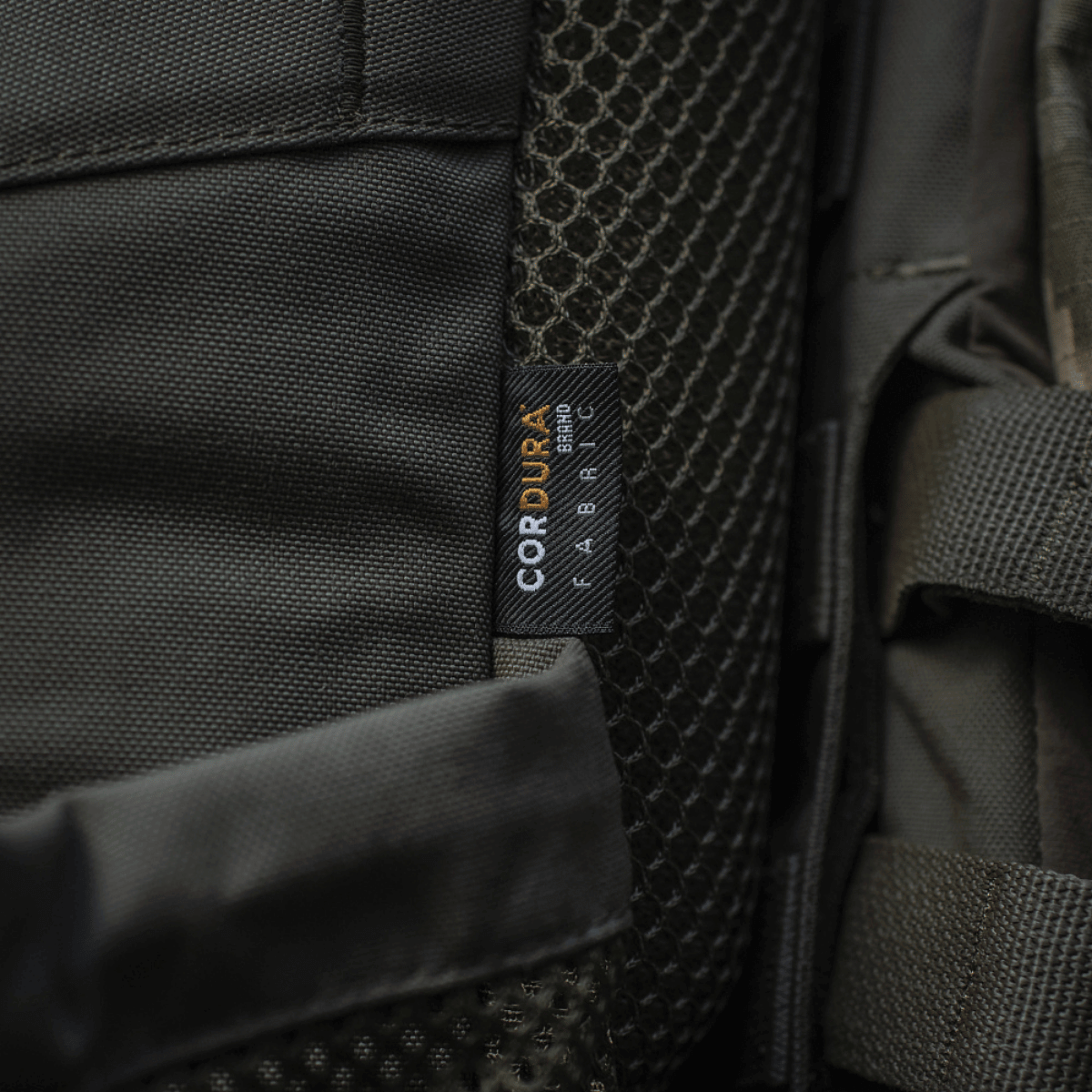 M-Tac reppu Gen. II Elite – Small, Cordura-materiaali, verkkoselkäosa ja kehittynyt MOLLE-järjestelmä, galleria-asento 1.