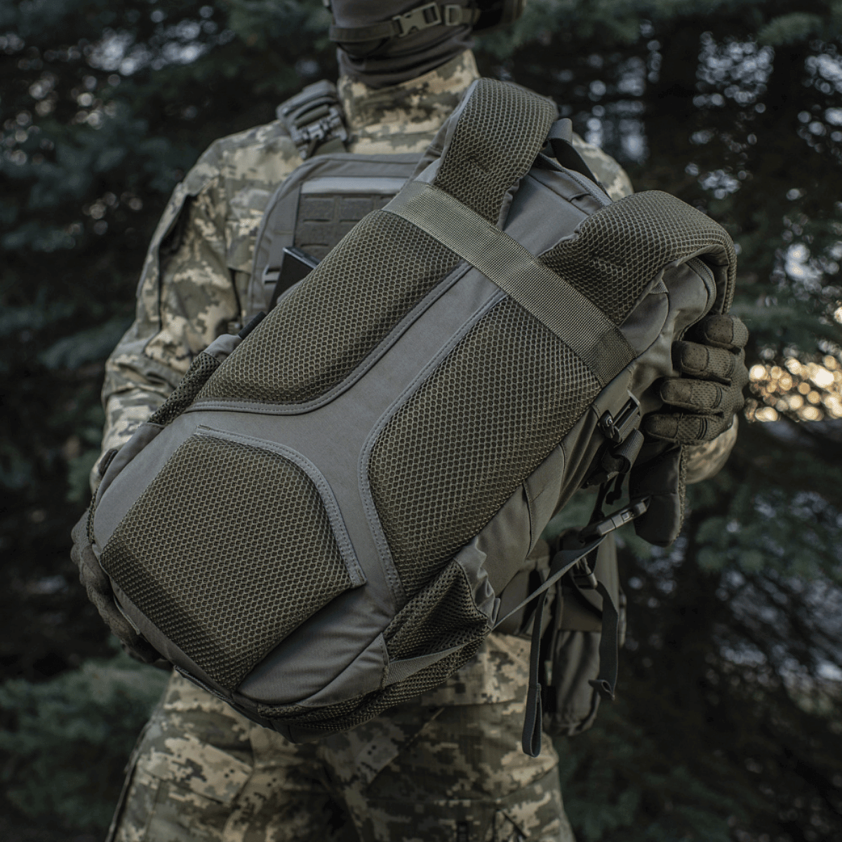 M-Tac reppu Gen. II Elite – Small, pehmustettu verkkoselkäosa, kestävä materiaali ja säädettävät hihnat, galleria-asento 1.