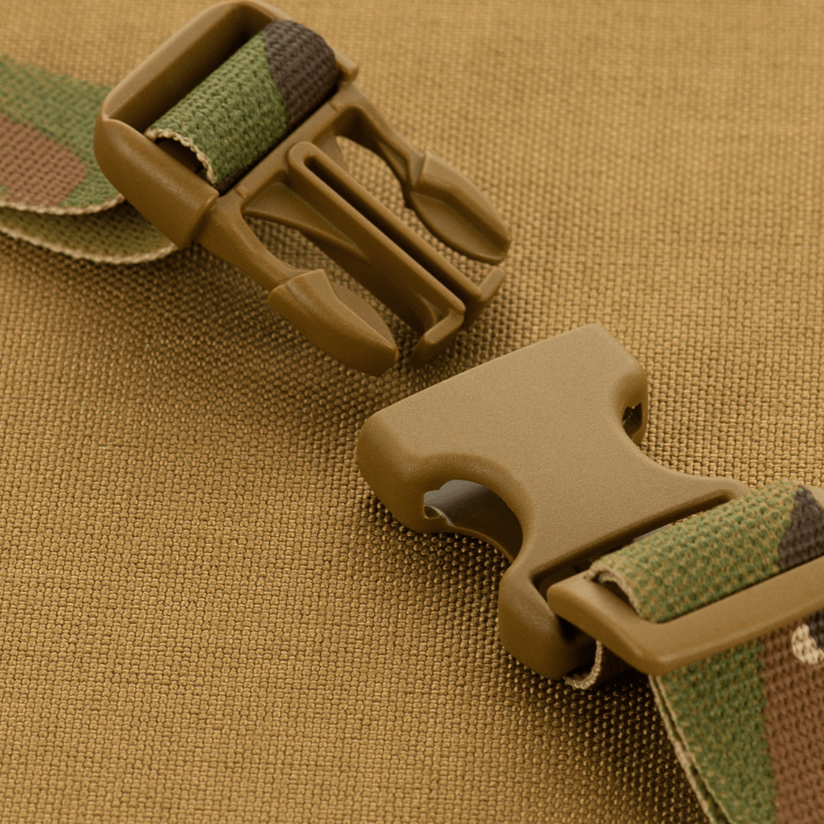 M-Tac Våbenbælte med To Punkter, Woojin Plastic® -solkikomponentit vihreässä camo-kuosissa tiheällä kangastaustalla.