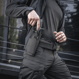 Henkilö pukeutuneena M-Tac Universal Taktisk Hylster Elite Højre -koteloon vetää pistoolia säädettävästä kotelosta, Laser Cut -teknologialla.