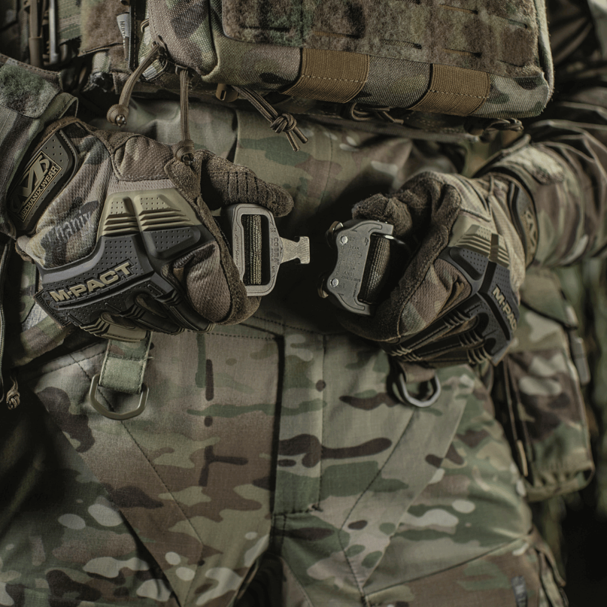 M-Tac taktinen taisteluvyö Tiger D-Ring Cobra käytössä taistelukohtauksessa, Cordura® 500D -materiaali ja edistynyt solki.