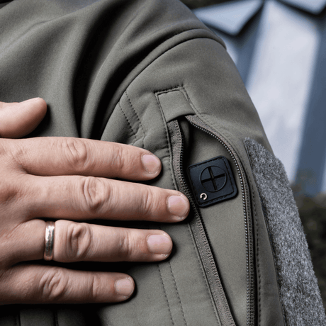 M-Tac Soft Shell Jakke vetoketjutaskulla ja kestävällä designilla, suojaa huonolta säältä tiheällä saumauksella.