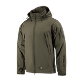 M-Tac Soft Shell -takki oliivinvärisenä, suunniteltu polyuretaanikalvolla ja ohuella fleece-vuorella sääsuojaukseen ja eristykseen.
