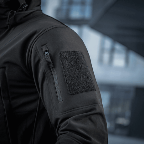 M-Tac Soft Shell -takki mustana tarrataskulla ja vetoketjulla, sopii suojaamaan huonoa säätä vastaan ja eristykseen, kevyt.