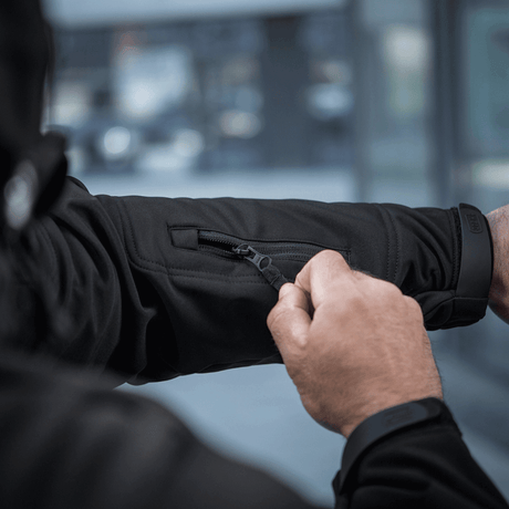 M-Tac Soft Shell -takki vesihylkivällä vetoketjulla, näyttää takin yksityiskohtaisen suunnittelun ja toimivuuden huonolla säällä.