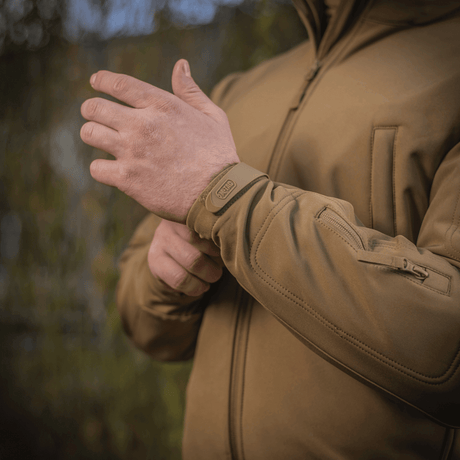 M-Tac Soft Shell -takki käytössä, näyttää yksityiskohtaisen ompelun ja säädettävät hihansuut, sopii huonoon säähän.