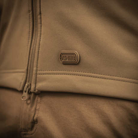 Lähikuva M-Tac Soft Shell -takista, korostaa kevyttä muotoilua polyuretaanikalvolla ja fleece-vuorella sääsuojaukseen.