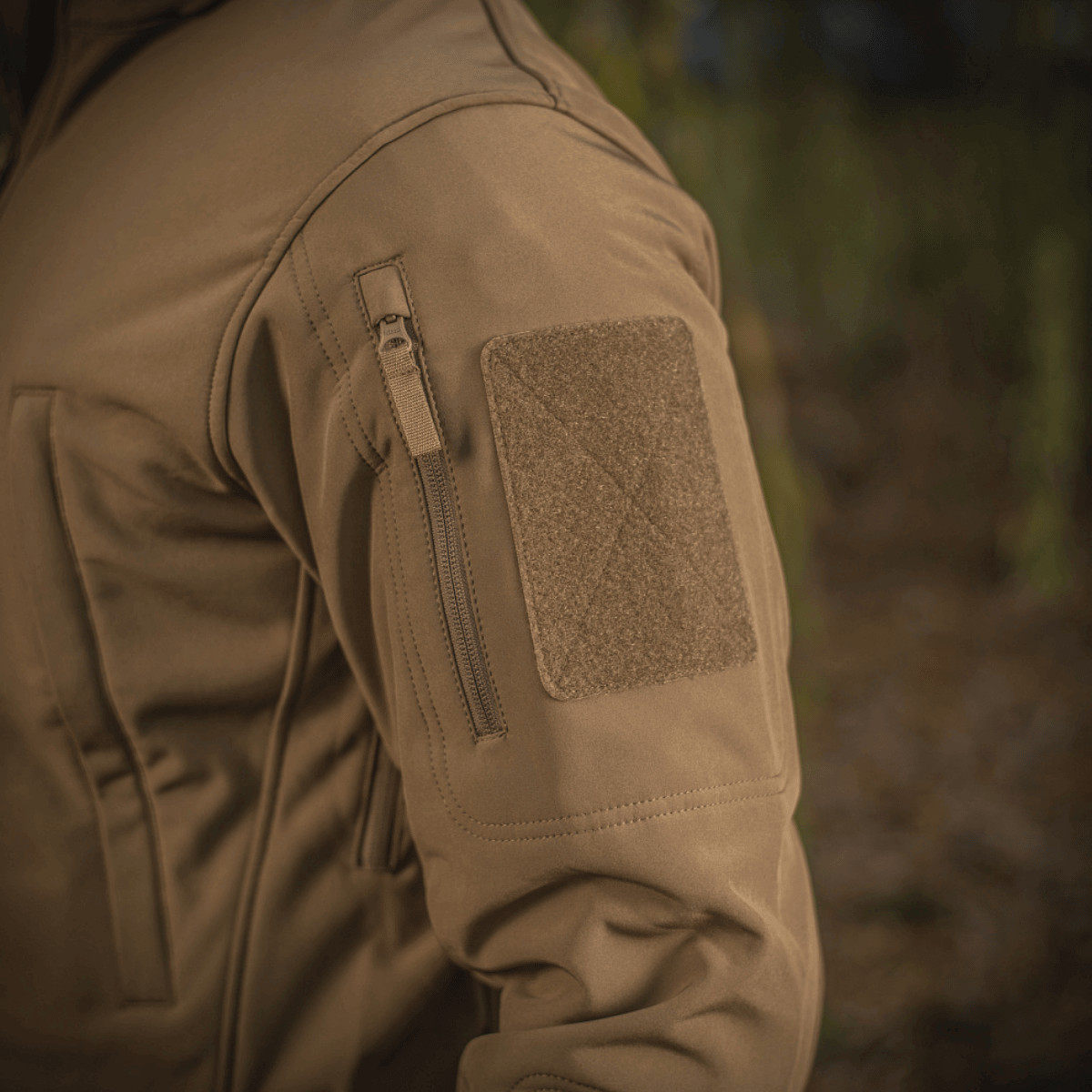 M-Tac Soft Shell -takki sisäisellä polyuretaanikalvolla ja fleece-vuorella, suojaa huonolta säältä, kevyt muotoilu, kosteutta hylkivä.