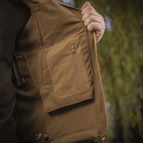 M-Tac Soft Shell -takin sisäpuoli näyttää fleece-vuoren taskulla, sopii sääsuojaukseen ja lämmöneristykseen.