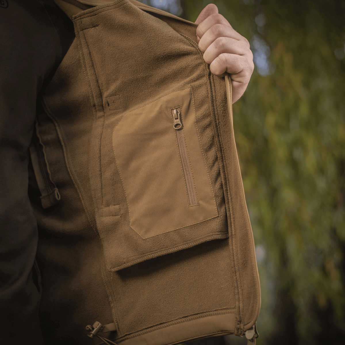 M-Tac Soft Shell -takin sisäpuoli näyttää fleece-vuoren taskulla, sopii sääsuojaukseen ja lämmöneristykseen.