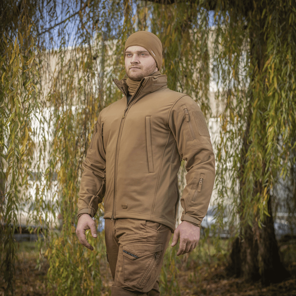 Mies pukeutuneena M-Tac Soft Shell -takkiin luonnonympäristössä.