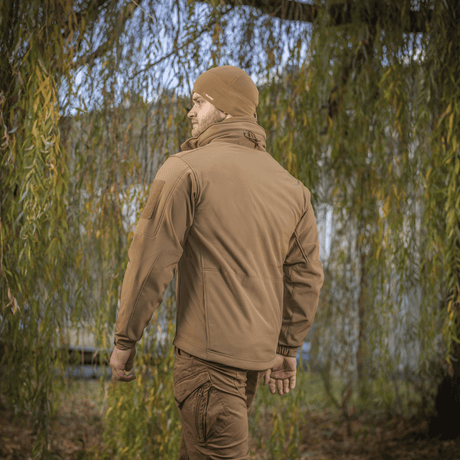 M-Tac Soft Shell -takki luonnossa, näyttää takin sääsuojan ja kevyen muotoilun sisäisellä fleece-membranilla.