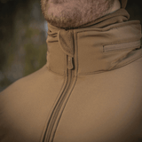 Lähikuva M-Tac Soft Shell -takista hiekanvärisenä, vetoketjudetaili ja polyuretaanikalvo suojaamaan huonolta säältä.