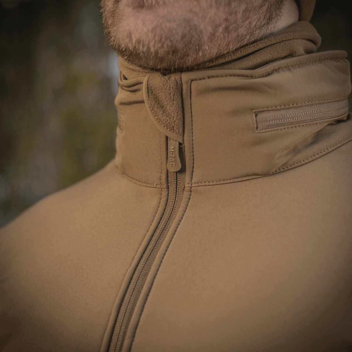 Lähikuva M-Tac Soft Shell -takista hiekanvärisenä, vetoketjudetaili ja polyuretaanikalvo suojaamaan huonolta säältä.