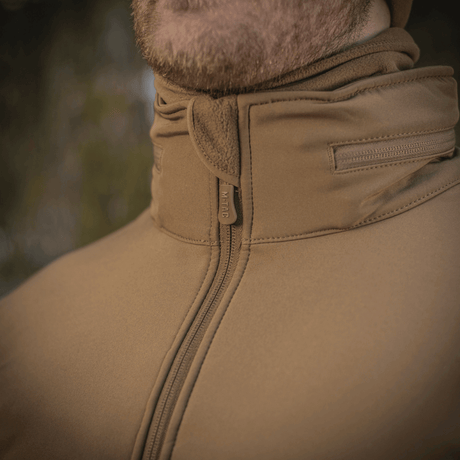 Lähikuva M-Tac Soft Shell -takista hiekanvärisenä, vetoketjudetaili ja polyuretaanikalvo suojaamaan huonolta säältä.