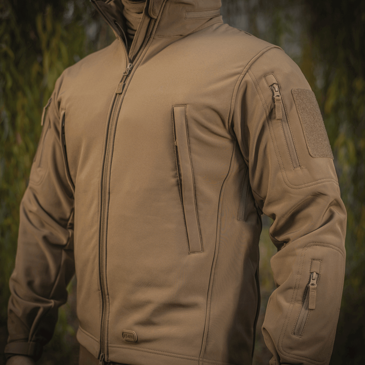 M-Tac Soft Shell -takki kevyessä mallissa polyuretaanikalvolla ja fleece-vuorella, soveltuu suojaamaan huonoa säätä vastaan.