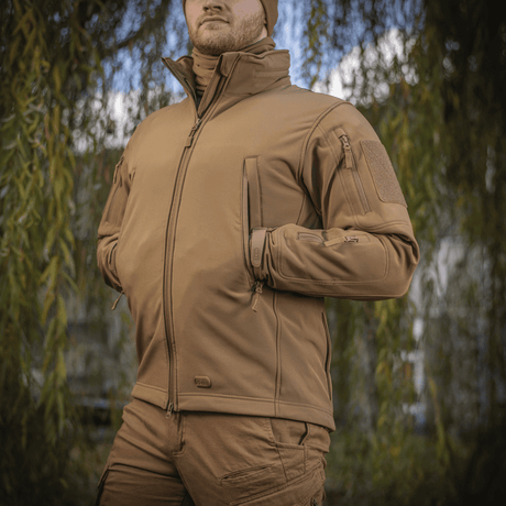 M-Tac Soft Shell -takki luonnossa, näyttää takin sisäisellä polyuretaanikalvolla ja fleece-vuorella, sopii suojaamaan tuulelta ja säältä.