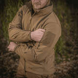 M-Tac Soft Shell -takki sisäisellä polyuretaanikalvolla ja fleece-vuorella suojaa huonolta säältä ja tarjoaa mukavuutta.