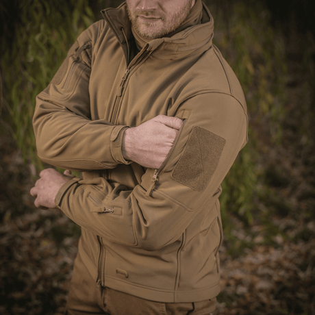M-Tac Soft Shell -takki sisäisellä polyuretaanikalvolla ja fleece-vuorella suojaa huonolta säältä ja tarjoaa mukavuutta.