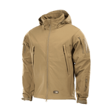 M-Tac Soft Shell -takki hiekanvärisenä polyuretaanikalvolla, sääsuoja ja ohut fleece-vuori sisällä.